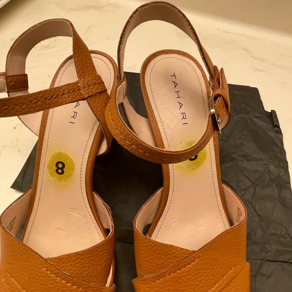 Beautiful Tahari block heel tan sandals won once size 8 - Picture 4 of 5